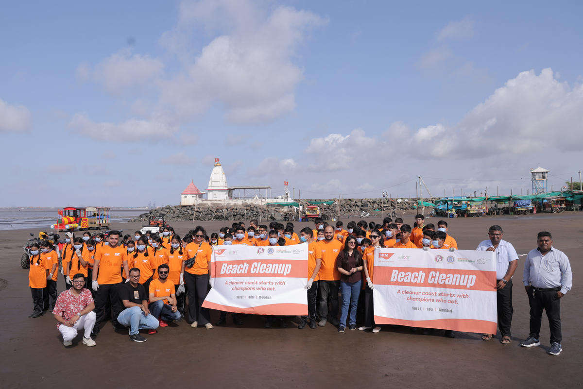 सूरत : एसएचएम ग्रुप और एलिक्सिर फाउंडेशन ने छात्रों के साथ चलाया डुमस बीच पर सफाई अभियान